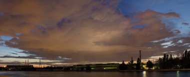 Işıklı bulut şehir ışıkları