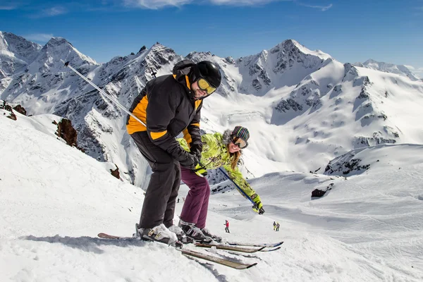 Ενηλίκων ευτυχισμένο ζευγάρι στα βουνά του χειμώνα — Φωτογραφία Αρχείου
