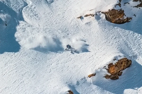 Skier on a steep slope — Stock Photo, Image