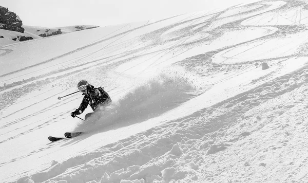 Kvinna skidåkare i djup snö Stockfoto