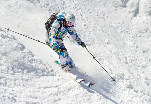 Skiër op de hobbelige helling — Stockfoto