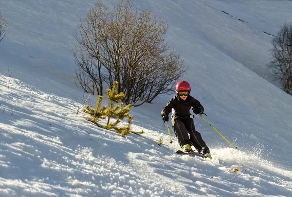 düzensiz bir yamaç üzerinde genç kayakçı