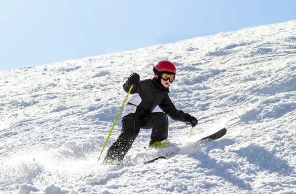 Jonge skiër op een ongelijke helling — Stockfoto