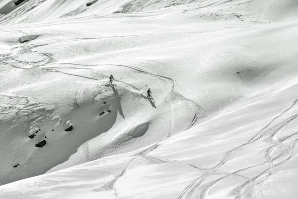 Couple dans les montagnes — Photo