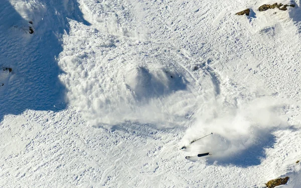 Лыжник на крутом склоне — стоковое фото