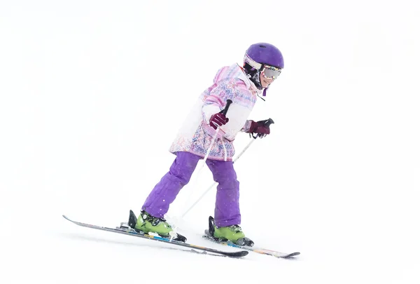 Petite fille sur les skis — Photo