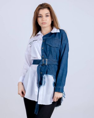 Stüdyoda modern moda gömlekli bir kız. 