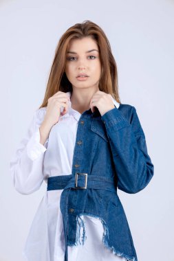 Stüdyoda modern moda gömlekli bir kız. 