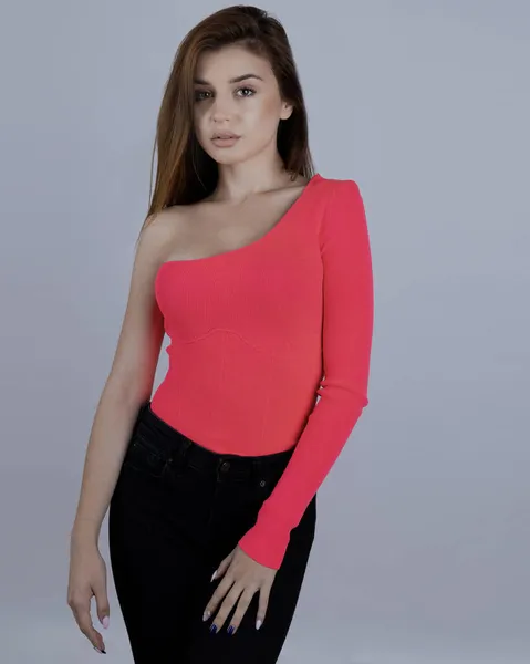 Kobieta Pozowanie Studio Różowy Sexy Bluzka — Zdjęcie stockowe
