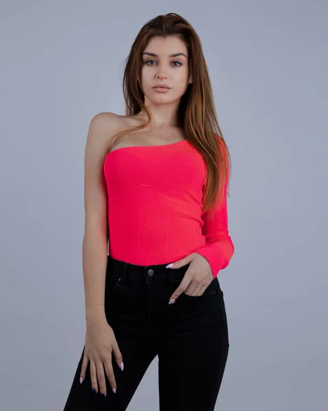 Mulher Posando Estúdio Com Blusa Sexy Rosa — Fotografia de Stock