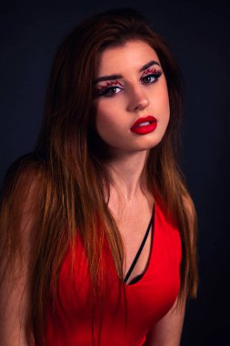 İtfaiyeci Kız Cadılar Bayramı için fikir uydur. Stüdyoda Cadılar Bayramı makyajlı bir güzellik çekimi.