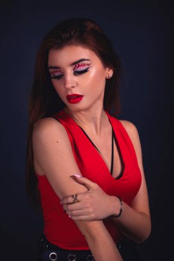 İtfaiyeci Kız Cadılar Bayramı için fikir uydur. Stüdyoda Cadılar Bayramı makyajlı bir güzellik çekimi.