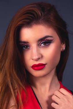 İtfaiyeci Kız Cadılar Bayramı için fikir uydur. Stüdyoda Cadılar Bayramı makyajlı bir güzellik çekimi.