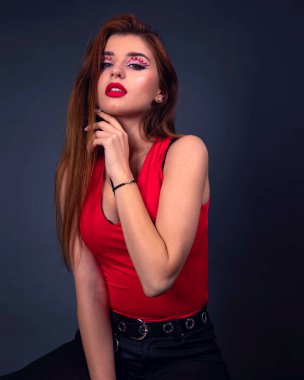 İtfaiyeci Kız Cadılar Bayramı için fikir uydur. Stüdyoda Cadılar Bayramı makyajlı bir güzellik çekimi.