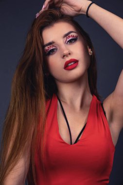 İtfaiyeci Kız Cadılar Bayramı için fikir uydur. Stüdyoda Cadılar Bayramı makyajlı bir güzellik çekimi.