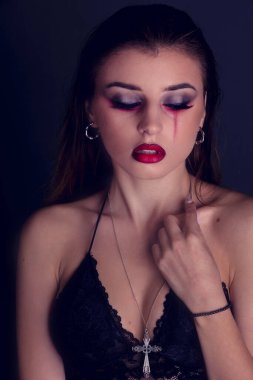 Şeytan makyajı. Stüdyoda Cadılar Bayramı 'nı yakından çek. Cadılar Bayramı için güzellik salonu.