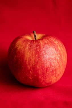 Kırmızı arkaplanda taze kırmızı elmayı kapat