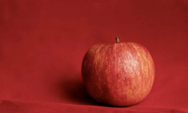 Fermer Pomme Rouge Fraîche Sur Fond Rouge — Photo