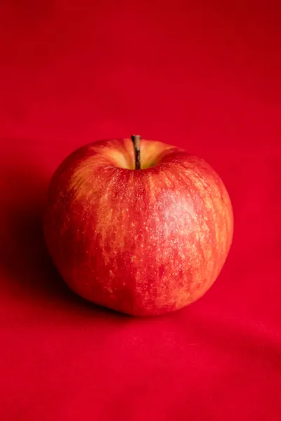 Fermer Pomme Rouge Fraîche Sur Fond Rouge — Photo