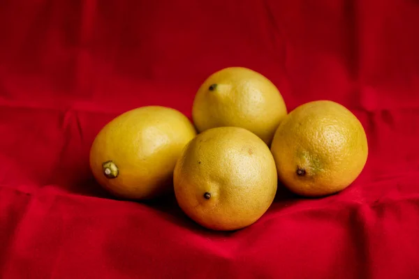 Monte Limões Perto Fundo Vermelho — Fotografia de Stock
