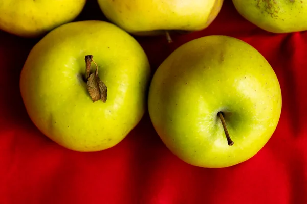 Pommes Vertes Près Sur Fond Rouge — Photo