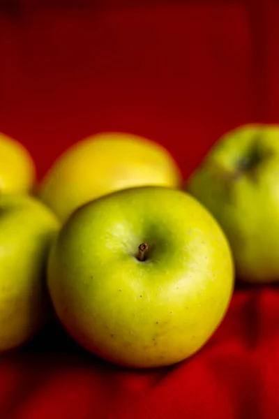 Yeşil Elmalar Kırmızı Arkaplanda Kapanıyor — Stok fotoğraf