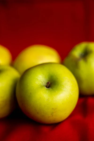 Pommes Vertes Près Sur Fond Rouge — Photo