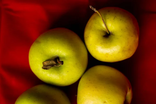 Pommes Vertes Près Sur Fond Rouge — Photo