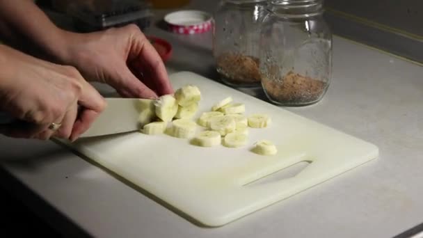 Cutting Banana White Board Close — Vídeo de Stock