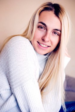 Sarışın kadın eve yakın, rahatla.