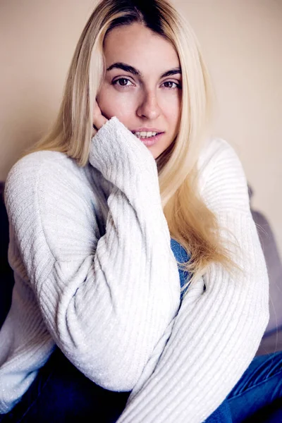 Blonde Woman Home Close Relax — Stockfoto