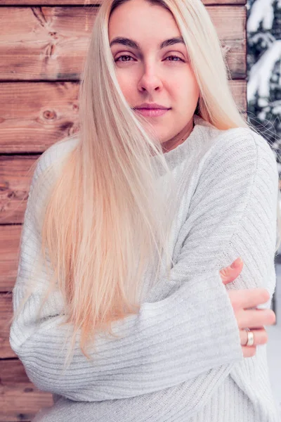 Blonde Woman Portrait Wooden Background Natural Lights Close — Stockfoto