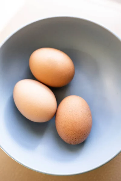 Яйца Синей Миске Закрыть — стоковое фото