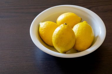 Beyaz kasede taze limonlar. Kapatın.