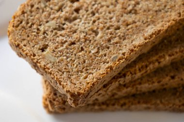 Buğday ekmeği beyaz arkaplanda kesilir