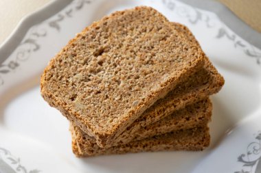 Buğday ekmeği beyaz arkaplanda kesilir