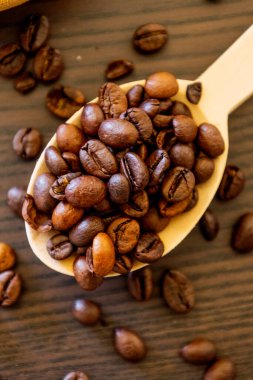 Kahve çekirdekleri masaya yakın.