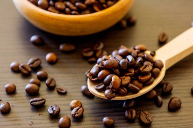 Kahve çekirdekleri masaya yakın.