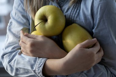 Çocuk elmayı yakın tut. 