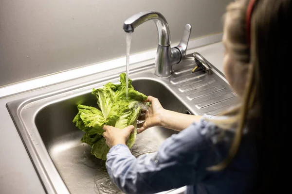 Kinderen Handen Wassen Groene Sla Bladeren Keuken — Stockfoto