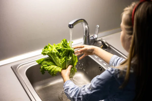 Kinderen Handen Wassen Groene Sla Bladeren Keuken — Stockfoto