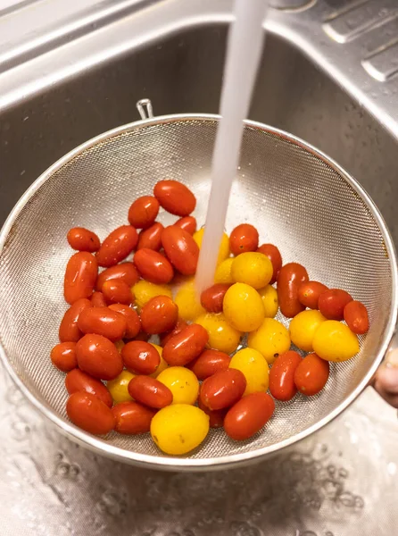 Anak Anak Tangan Mencuci Tomat Ceri Dapur — Stok Foto