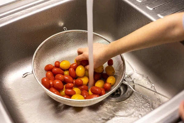 Anak Anak Tangan Mencuci Tomat Ceri Dapur — Stok Foto