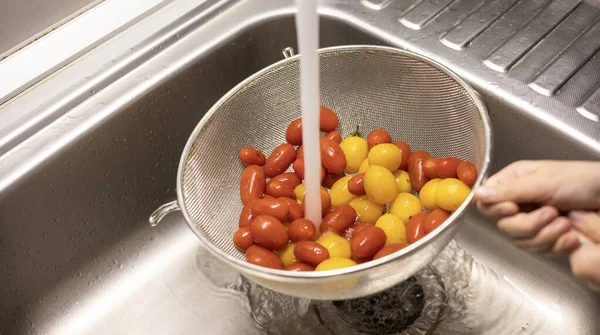 Dzieci Ręce Mycie Pomidorów Wiśniowych Kuchni — Zdjęcie stockowe