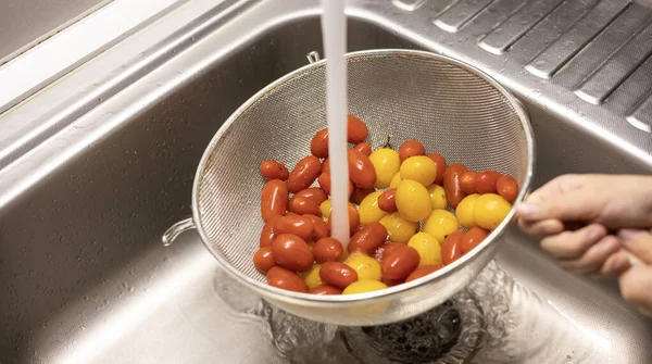 Kinderen Handen Wassen Kerstomaten Keuken — Stockfoto