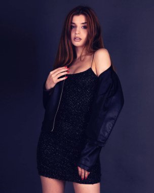 Siyah giyinen moda kadını..