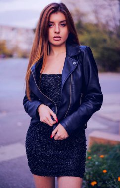 Siyah giyinen moda kadını..
