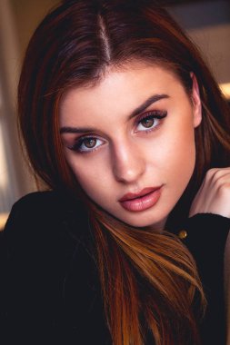 Evdeki güzel bir kadının portresini yakından çek.