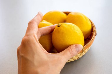 Taze limonlar mutfak masasında kapanıyor.