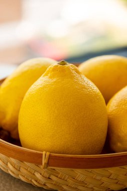 Taze limonlar mutfak masasında kapanıyor.